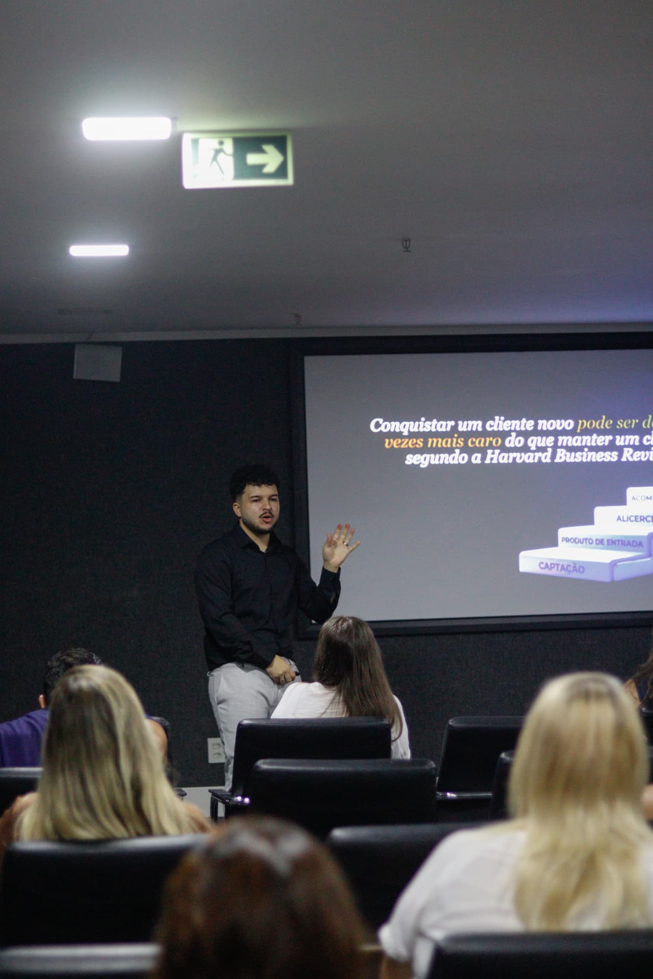 Gabriel Gonçalves apresentando conteúdo para a plateia