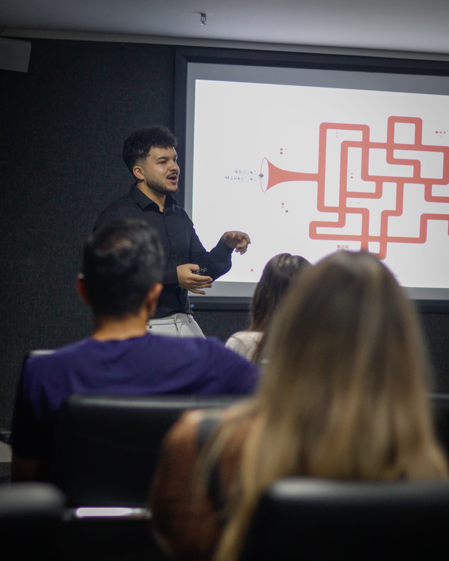 Gabriel Gonçalves explicando funil de marketing no telão