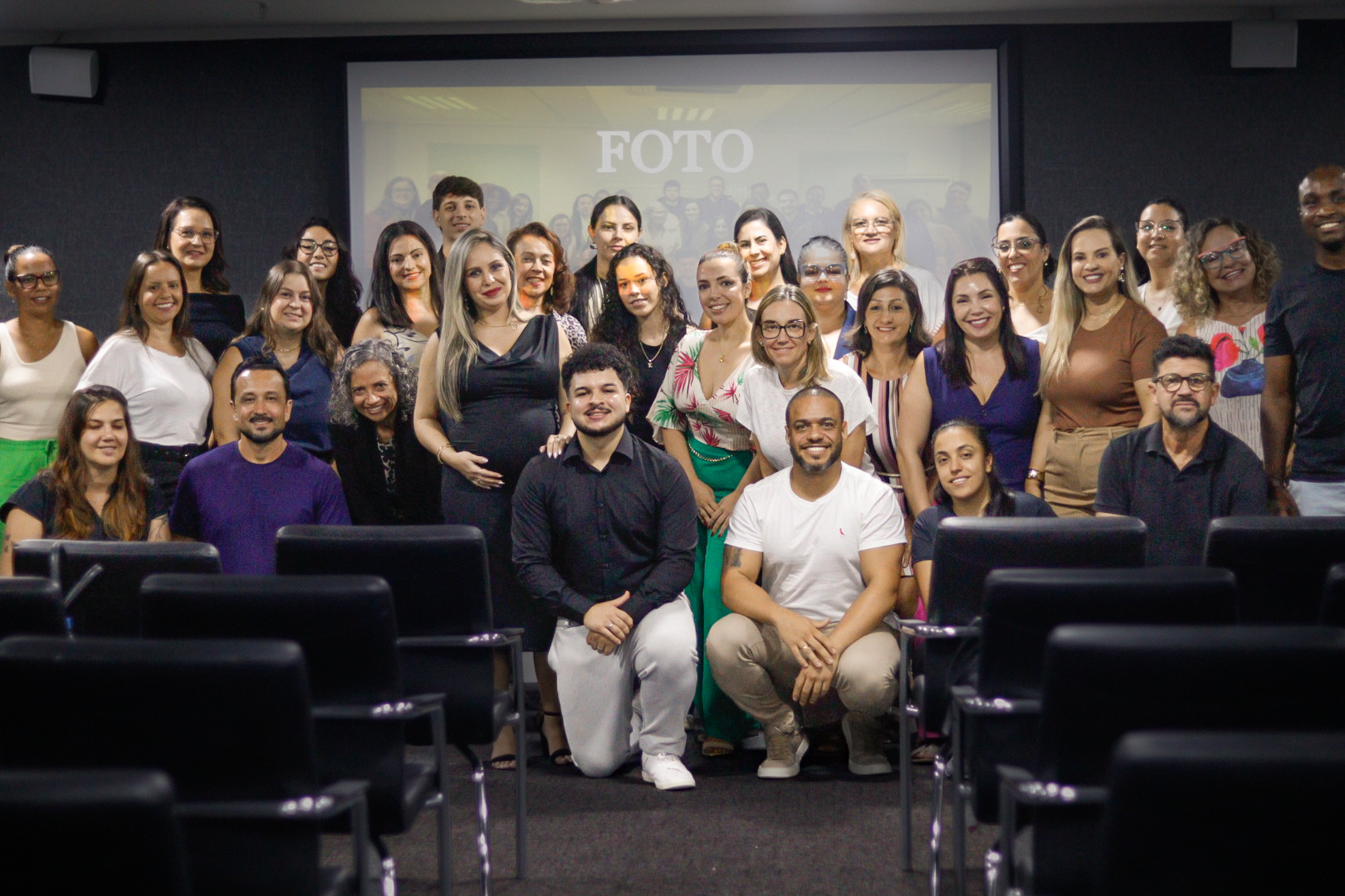 Participantes posando no auditório após a aula