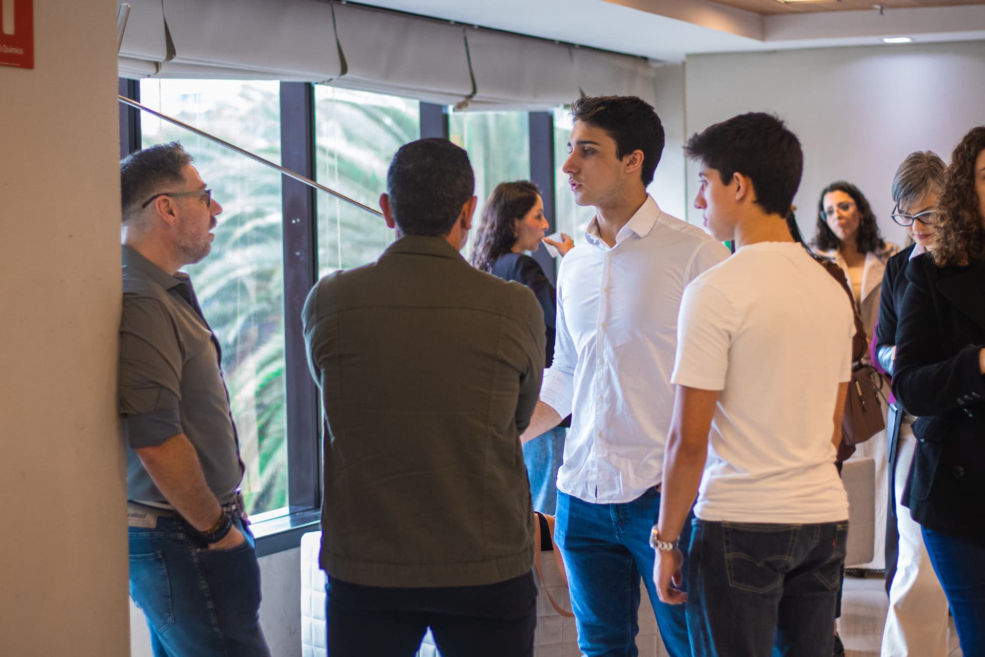 Empresários conversando durante o networking